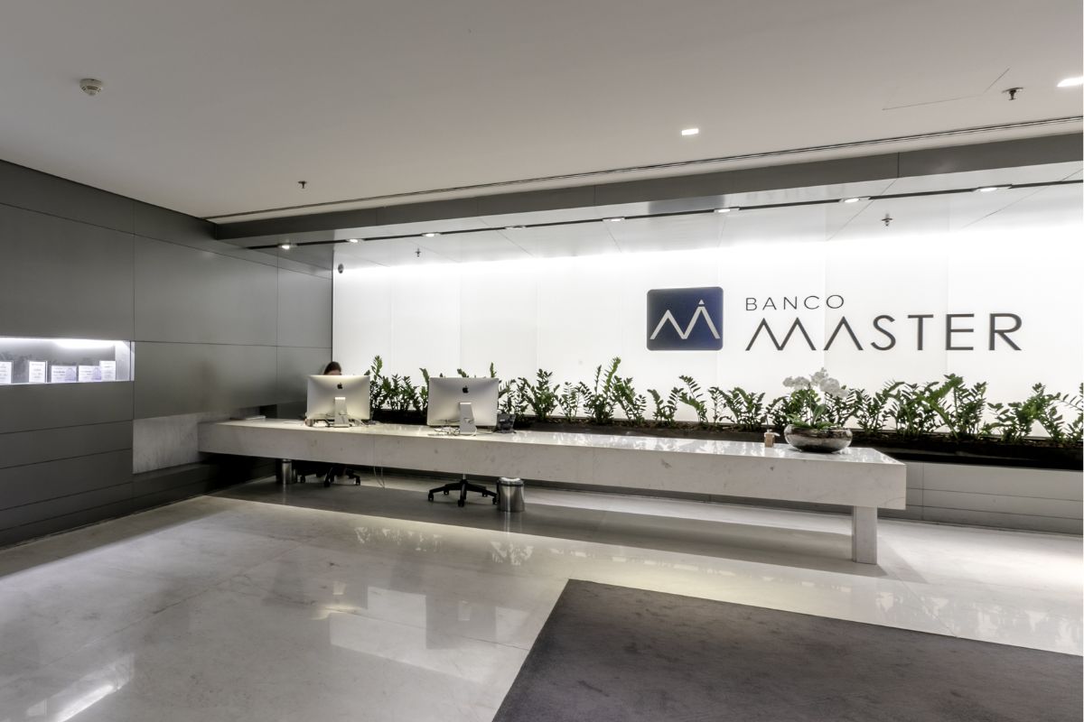 INSS blocks transfers Banco Master