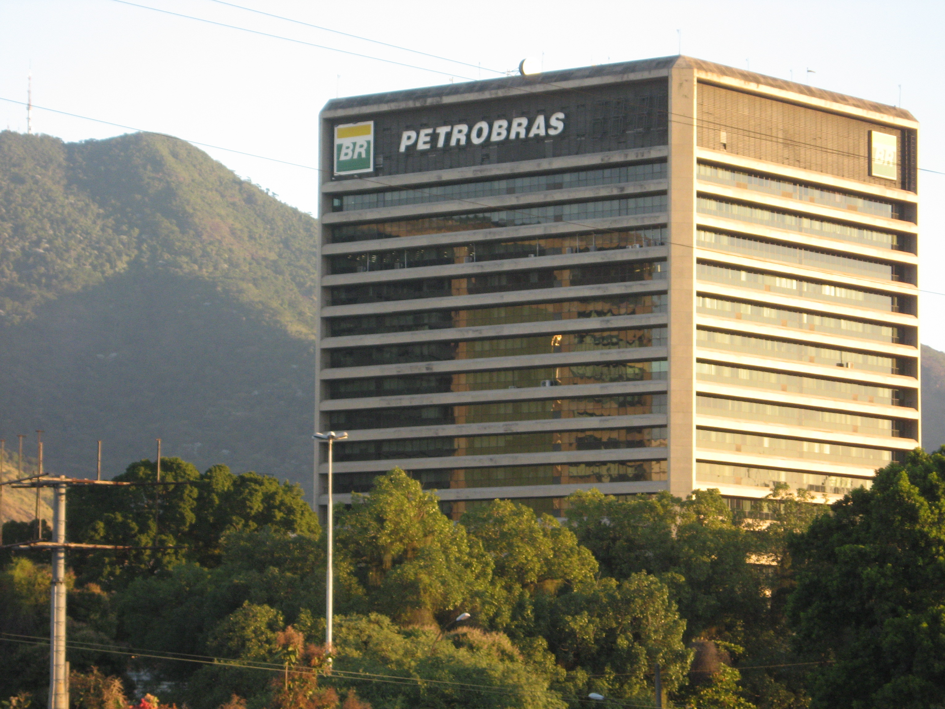 Petrobras Faces Dividend Risk as Capex and One-Offs Pressure 4Q25 Cash Flow