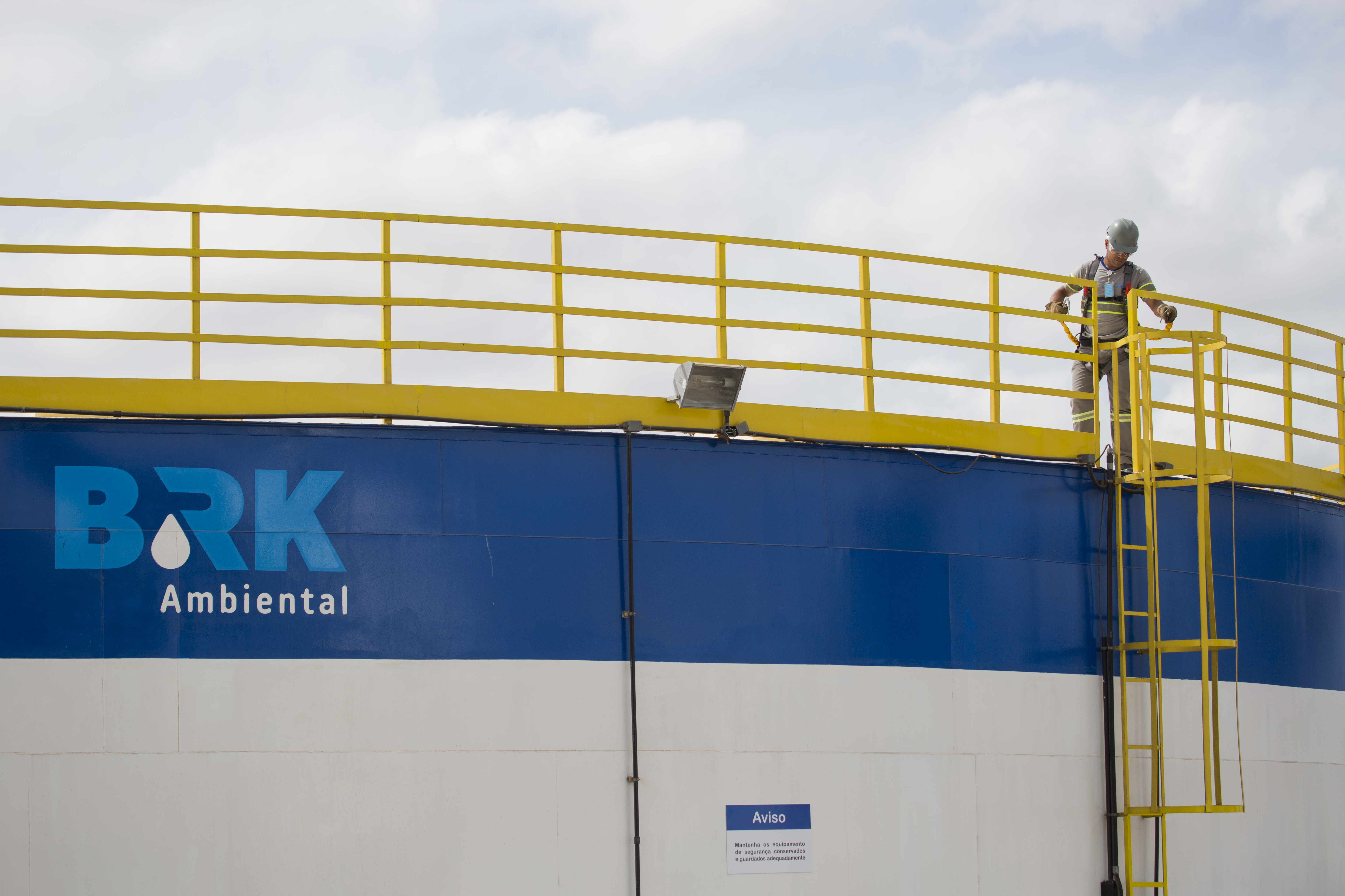 BRK Ambiental weighs share sale to attract global investors