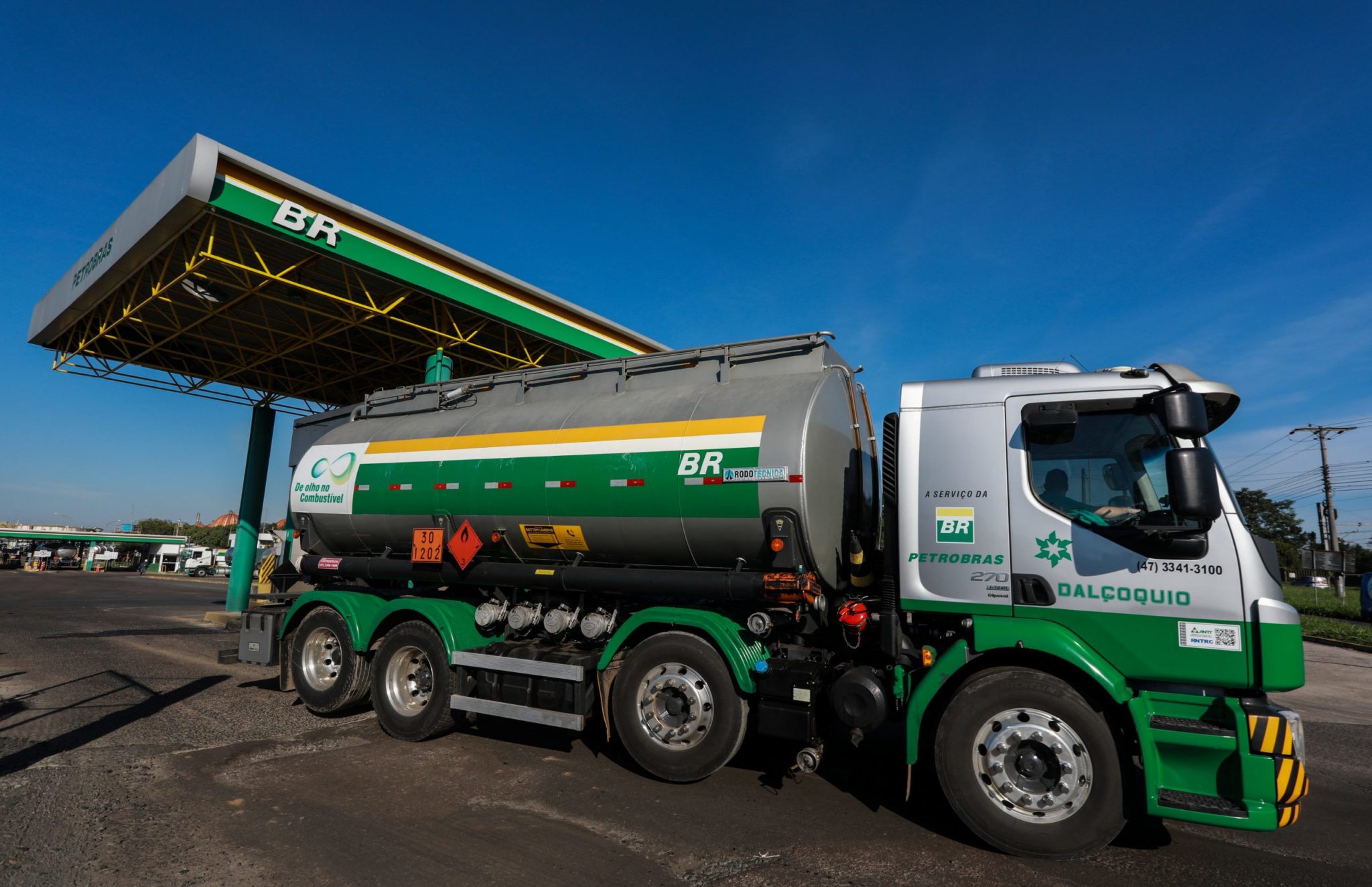 Brazil to Gradually Unwind Fuel Subsidies After Oil Prices Ease